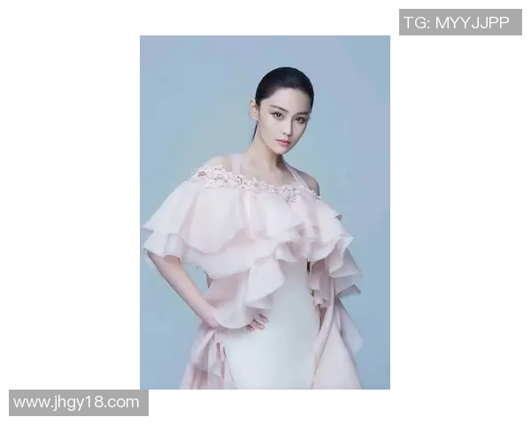 张馨予化身足球宝贝展现青春活力与运动魅力引领时尚潮流 张馨予化身足球宝贝展现青春活力与运动魅力引领时尚潮流